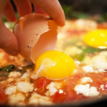 1. Этап. Яичница с капустой кале и сыром Фета: 5. Разбить сверху яйца и посыпать сверху оставшимся сыром Фета.