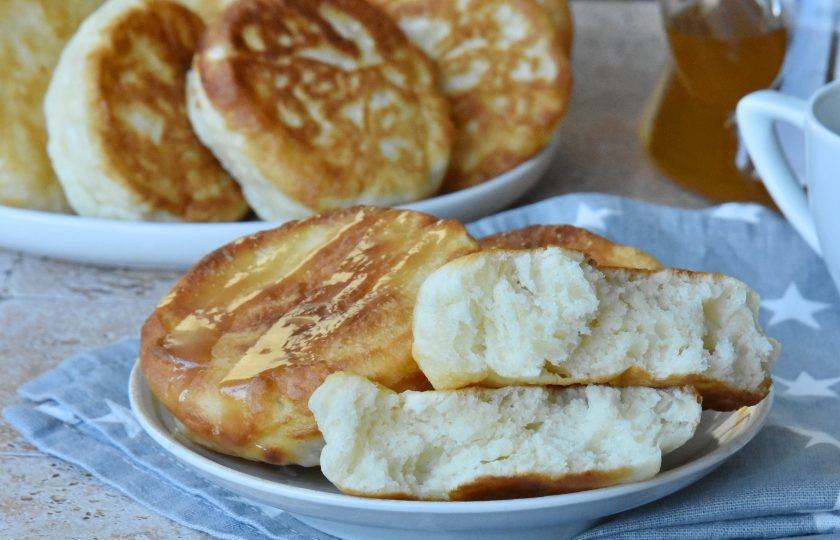 1. Этап. Дутые оладьи: Только посмотрите какие они пышные и мягкие внутри.