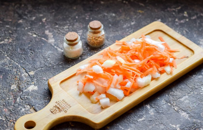 1. Этап. Постный суп с пшеном: Следом очистите морковь и лук, овощи сполосните и просушите. Лук нарежьте кубиками, морковь натрите на терке.