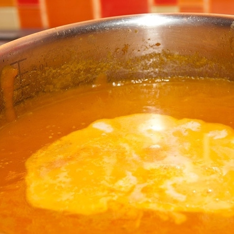 1. Этап. Тыквенный суп с креветками: Доводим суп до кипения. Когда закипит - уменьшаем огонь и варим еще 5-7 минут до мягкости тыквы. Затем суп измельчаем в блендере до однородности.