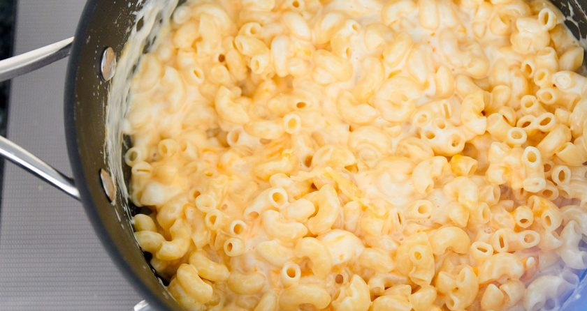 1. Этап. Макароны Три сыра: 3. К готовым макаронам добавьте сыр и горчицу. Перемешайте и накройте крышкой.