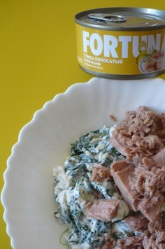 1. Этап. Рождественская елка из слоеного теста: В приготовленную смесь добавьте рыбные консервы тунец в масле без жидкости. Все хорошо перемешайте.