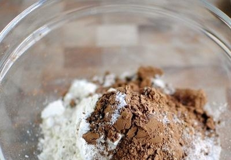 1. Этап. Шоколадные пирожные с орехами пекан: Смешайте муку, половину какао и соль.
