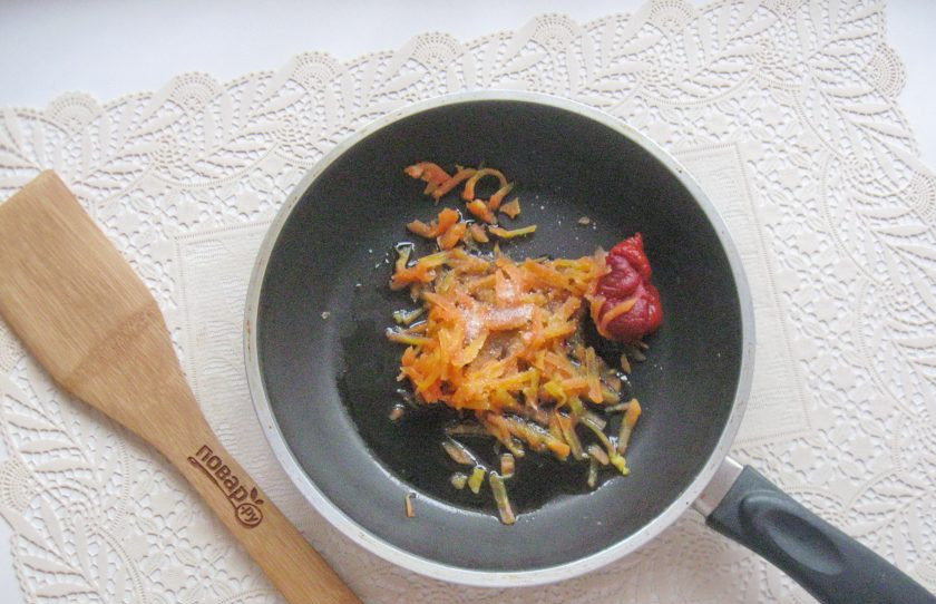 1. Этап. Ленивые голубцы в пароварке: Добавьте соль и сахар по вкусу.