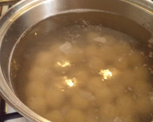 1. Этап. Шарики из творога: 4. В кастрюле вскипятите воду. Посолите. Выложите порцию шариков в кипяток, варите не более 7 минут.