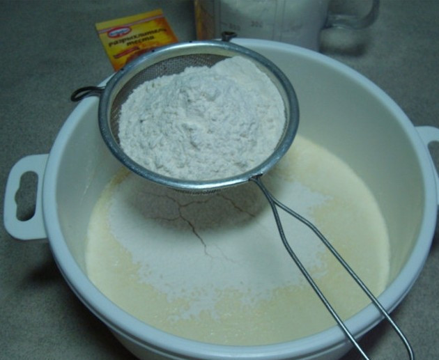 1. Этап. Пирожки с куриным фаршем: В эту смесь просеиваем муку и всыпаем разрыхлитель.