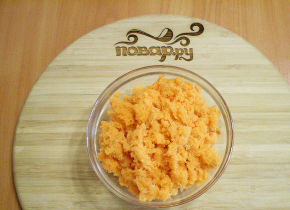 1. Этап. Морковная запеканка на скорую руку: 2. Морковь нужно натереть на самой мелкой терке. Если морковь очень сочная, то лучше отжать сок, выпить, а клетчатку будем использовать.