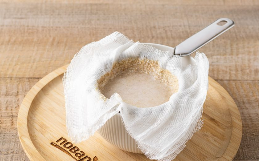 1. Этап. Шоколадное овсяное молоко: Затем процедите жидкость через сито и несколько слоев марли.