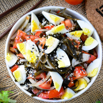 Салат из помидоров с морской капустой