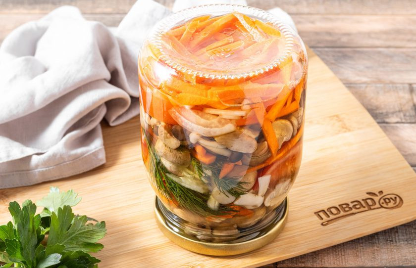 1. Этап. Грибной суп в банках на зиму: После герметично закрутите крышки. Банки переверните вверх дном, укутайте в полотенце и оставьте так до полного остывания.