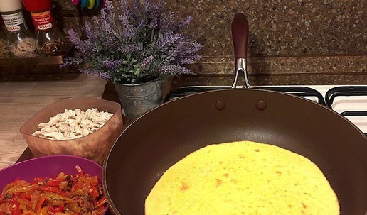 1. Этап. Кесадилья с курицей, овощами, зеленью, сыром: Лепешки достать из упаковки, прогреть на сковороде по 1 минуте с каждой стороны. Это надо сделать, чтобы лепешка стала пластичной и ее можно было согнуть пополам, а то лопнет.