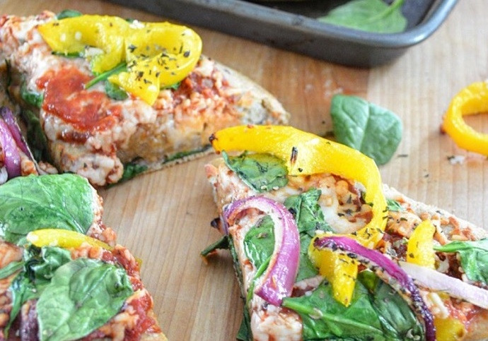 1. Этап. Овощная пицца с моцареллой: 6. Поставьте пиццу снова в духовку на 15 минут и выпекайте, пока сыр не станет пузыриться. Достаньте приготовленную пиццу из духовки, порежьте кусочками и подавайте к столу.