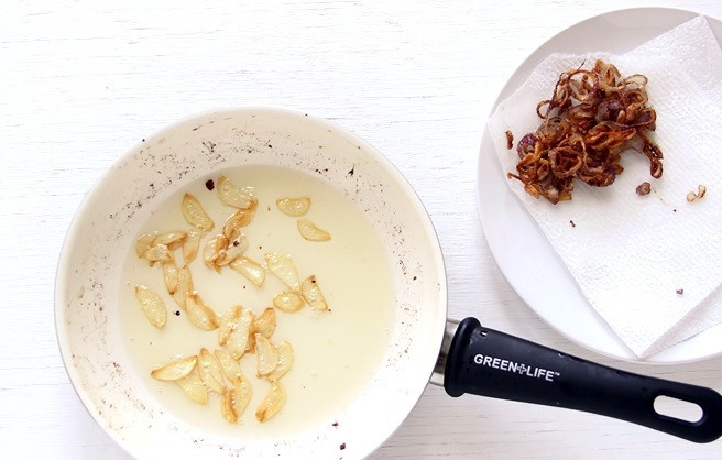 1. Этап. Лосось с рисом: Затем отдельно обжарьте в масле лук и чеснок до золотистого цвета.