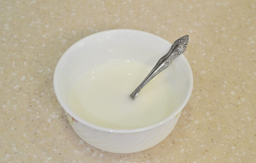 1. Этап. Картошка с тефтелями в сметанном соусе: В сметану добавьте 100 мл. воды, посолите.