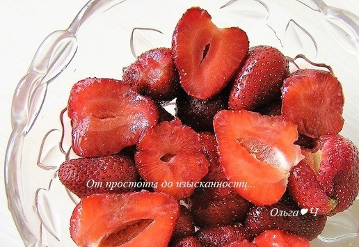 1. Этап. Десерт Клубника в шампанском: Клубнику промойте, удалите хвостики, уложите в подходящую форму. Большие ягоды разрежьте пополам.