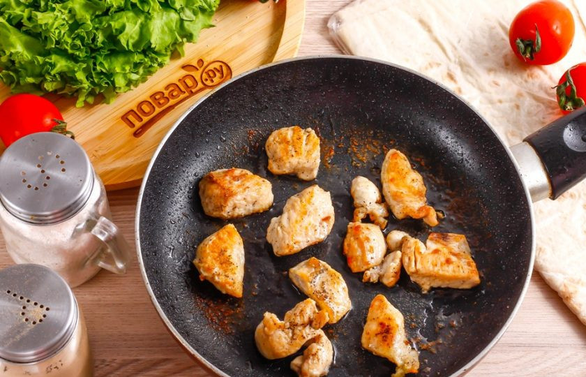 1. Этап. Курица в лаваше: Посолите и поперчите филе, обжарьте примерно 5-8 минут, чтобы мясо выделило жидкость, она выпарилась, и кусочки курицы поджарились до румяности.