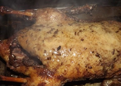 1. Этап. Утка в вине: Затем вынимаем утку из утятницы и выкладываем её на противень. Поливаем соком и запекаем еще минут 20.