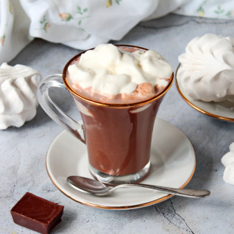 Какао со взбитыми сливками и зефиром