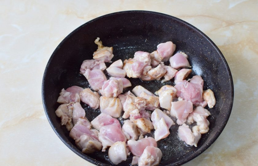 1. Этап. Фрикасе из курицы классическое: Куриное мясо нарежьте небольшими кусочками. В горячую сковороду налейте немного растительного масла и выложите мясо. Обжаривайте курицу 3-5 минут, чтобы мясо изменило цвет.