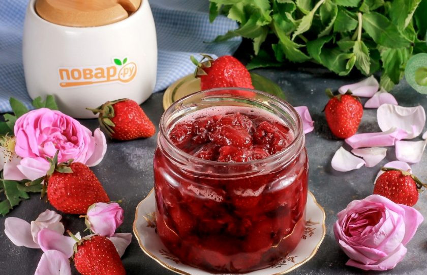 1. Этап. Варенье из клубники с лепестками роз: Выложите кипящее варенье в горячую банку и сразу же закатайте крышкой по резьбе или с помощью ключа для консервации, если крышка не закручивается. Оставьте остывать при комнатной температуре.