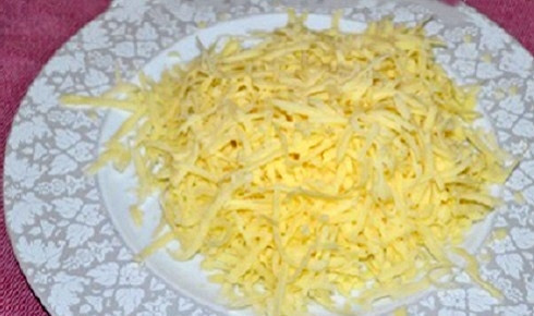 1. Этап. Салат Тифани: Сыр натираем на крупной терке.