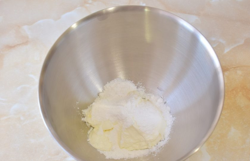 1. Этап. Медовик с клубникой и сметанным кремом: Для приготовления крема соедините жирную сметану с сахарной пудрой.