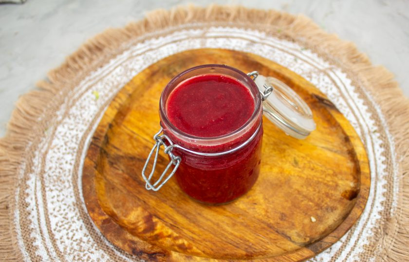 1. Этап. Соус к мясу из красной смородины: Баночку тщательно промойте содой и залейте горячим соусом.