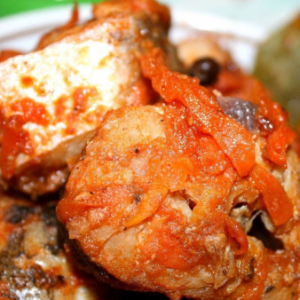 Тушеная рыба в сковороде