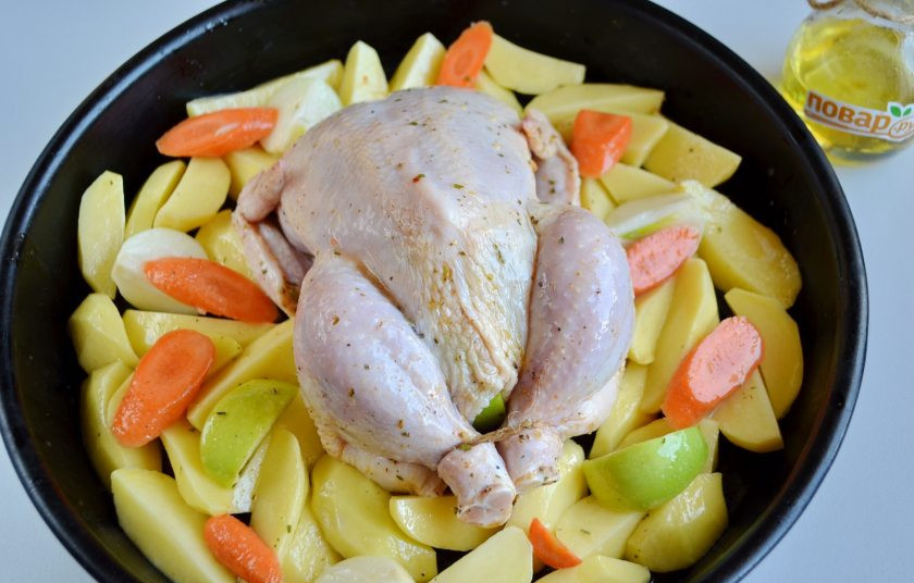 1. Этап. Праздничная курица с яблоками и овощами: 5. Все овощи посолите, перемешайте с растительным маслом. Курочку также нужно со всех сторон смазать маслом. Выложите на противень по центру курицу, вокруг нее распределите овощи. Если остались дольки яблок, их тоже положите рядом с овощами. Отправьте в горячую духовку на часик.