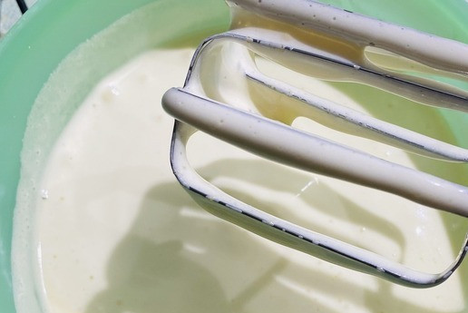 1. Этап. Пирожное Праздничное: Добавить теплое молоко и растительное масло, сок лимона, на низкой скорости размешать