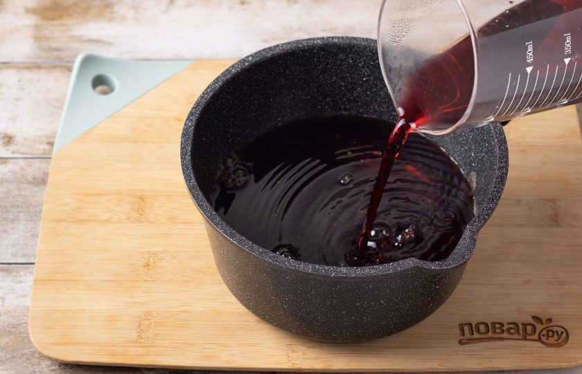 1. Этап. Глинтвейн Зимний: Влейте вино.