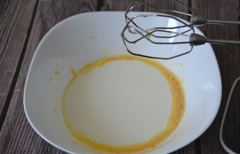 1. Этап. Блины Вологодское кружево: Влейте кефир (или кислое молоко).