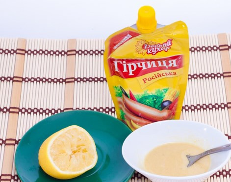 1. Этап. Судак под соусом в духовке: Смешайте горчицу с лимонным соком.