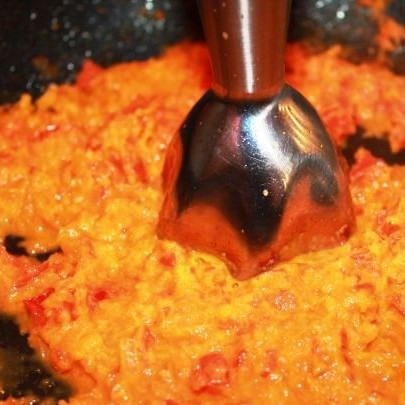 1. Этап. Курица в перечном соусе: Лук и морковь мелко нарезаем и обжариваем в масле, через несколько минут добавляем в сковороду мелко нарезанный помидор и тушим около 5 минут. Затем смешиваем обжаренные овощи с очищенным от семян и мембран перцем (перец для удобства можно разрезать на небольшие кубики). При помощи блендера измельчаем все до однородности. Добавляем в соус сливки, выдавленный чеснок, соль и перец. Выливаем соус в сковороду, доводим до кипения и снимаем с огня.