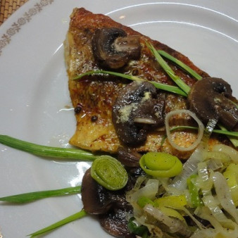 Морской окунь с грибами и луком-пореем