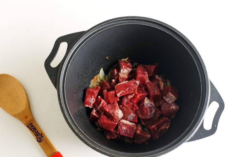 1. Этап. Суп гуляш по-тирольски: Добавьте нарезанное кусочками мясо.