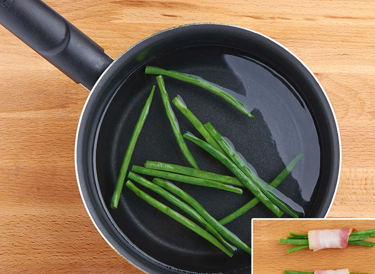 1. Этап. Рулет из индейки с беконом: Фасоль проварите 3 минуты в подсоленном кипятке. Затем заверните несколько стручков фасоли в бекон и обжарьте на сковороде, начиная со шва.