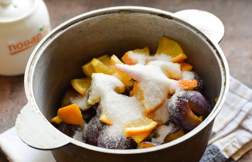 1. Этап. Варенье из сливы с апельсином: Переложите апельсины и сливы в кастрюлю, добавьте сахар и перемешайте все, дайте постоять 20 минут, после поставьте на небольшой огонь.