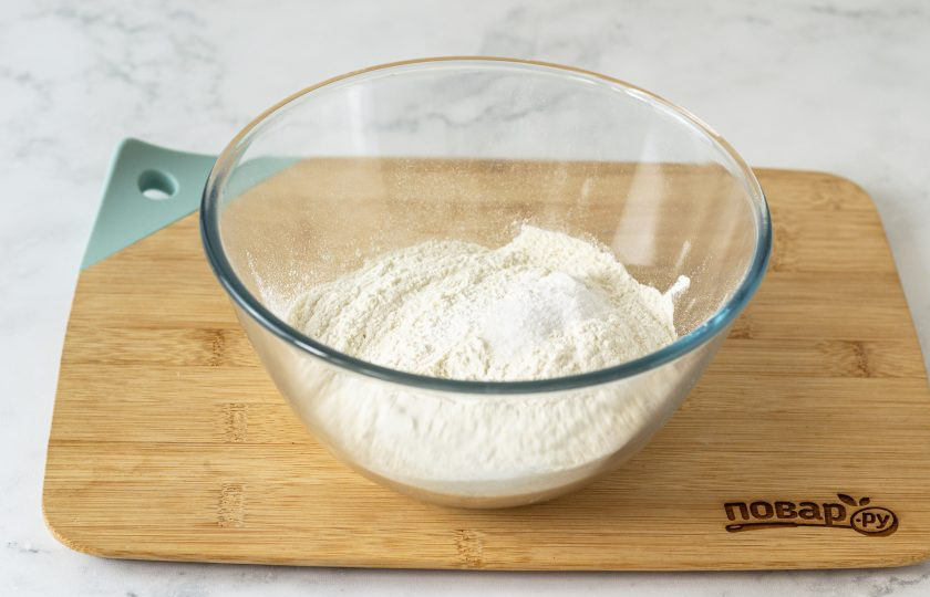 1. Этап. Веганское слоеное тесто: Смешайте в глубокой миске муку с солью, содой и лимонной кислотой.