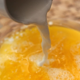 1. Этап. Польский кулич: Смешиваем горячее молоко и растопленное сливочное масло.