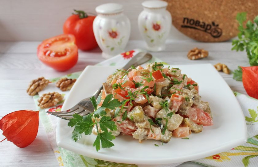 1. Этап. Салат Лора с баклажанами: Переложите салат в тарелку и при подаче посыпьте мелко нарезанной петрушкой.