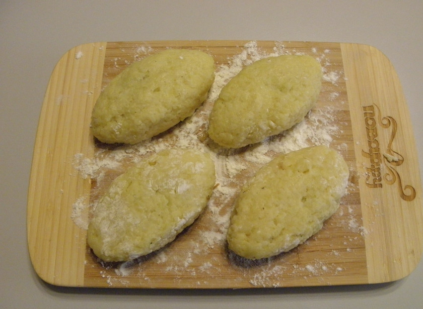 1. Этап. Зразы картофельные с грибами: Залепите край, чтобы получился пирожок. Также поступите и с остальными зразами.