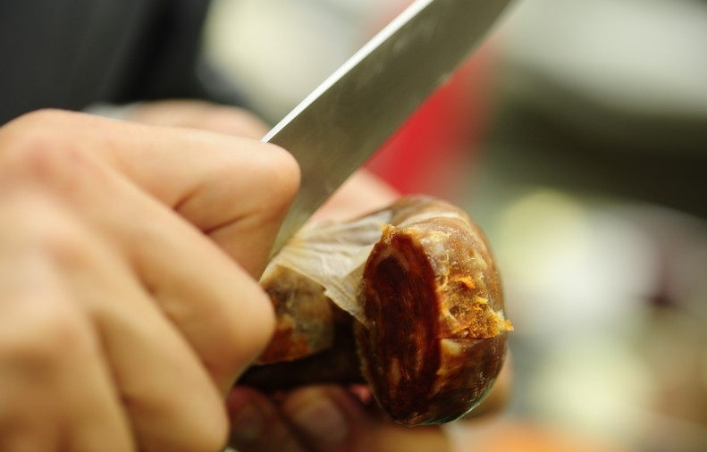 1. Этап. Суп из лисичек с фасолью: Колбасу очищаем от пленочки.