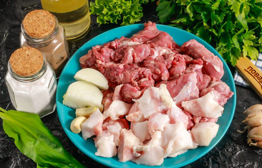 1. Этап. Колбаски от Джейми Оливера: Промойте говядину, свинину и подчеревок. С подчеревка срежьте кожу и нарежьте все виды мяса порционными кубиками, чтобы они влезли в трубу мясорубки. Очистите луковицу и чесночные зубчики, промойте их в воде.