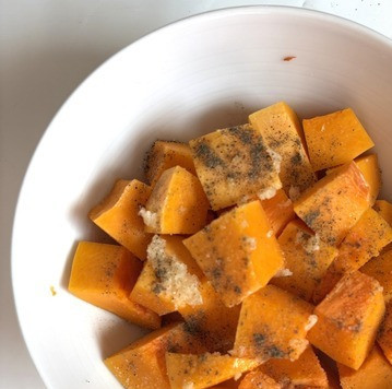 1. Этап. Тыквенные вафли с сыром фета: Кубики тыквы посолить и поперчить, добавить выдавленный чеснок и оливковое масло. Запекать до готовности, я готовлю в СВЧ в течении 10 минут.