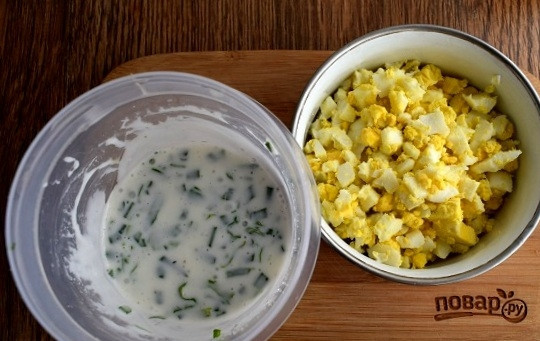 1. Этап. Королевский картофельный салат: Для заправки смешайте лимонный сок, йогурт, сахар, карри, соль, перец, измельченную кинзу. Отварные яйца остудите, очистите и нарежьте мелкими кубиками.