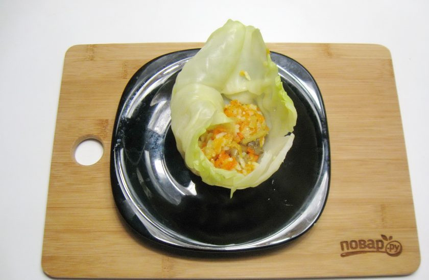 1. Этап. Постные голубцы с овощами: У листа капусты срежьте утолщение у основания и выложите начинку.