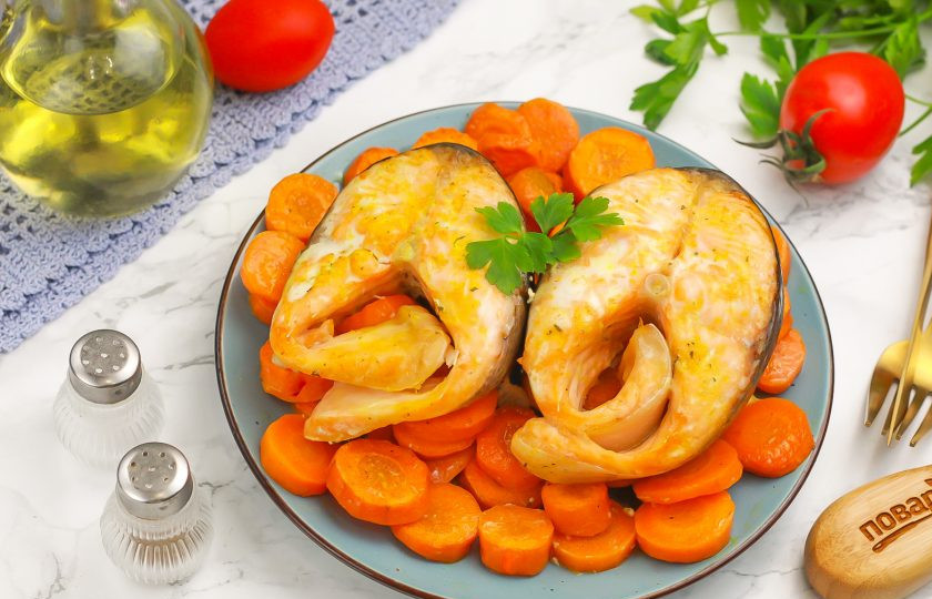 1. Этап. Семга с морковью: На тарелку выложите сначала запеченную морковь — она будет служить 