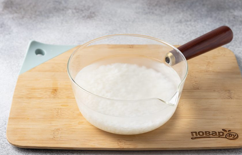 1. Этап. Суп с морской капустой и рисом: В отдельной посуде отварите промытый рис до готовности. Промойте в холодной воде и откиньте на сито.