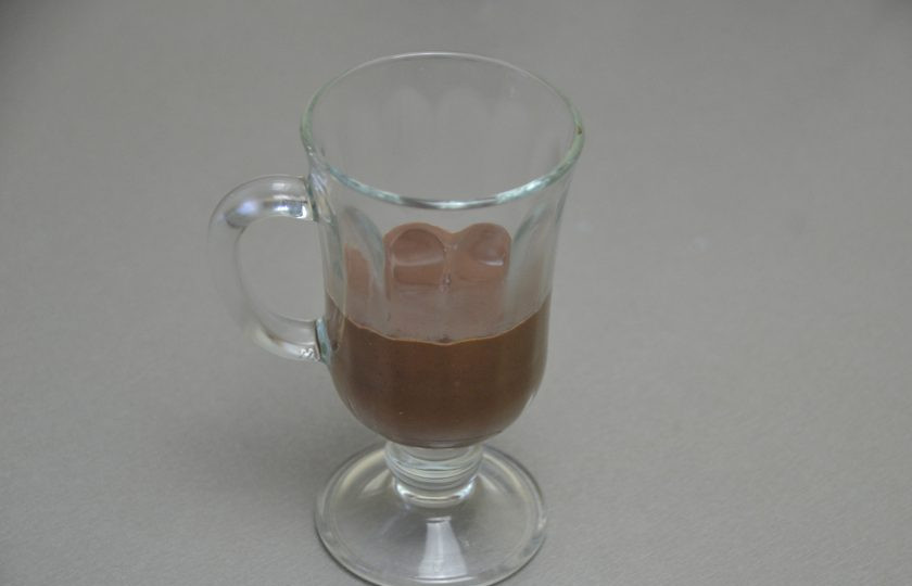 1. Этап. Кофе Бичерин: Налейте растопленный шоколад в прогретые бокалы.